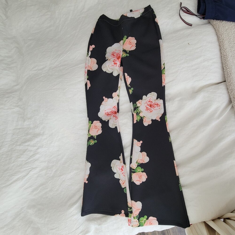 Cynthia Rowley Black Floral  Print bonded Pants SZ 4 flared leg